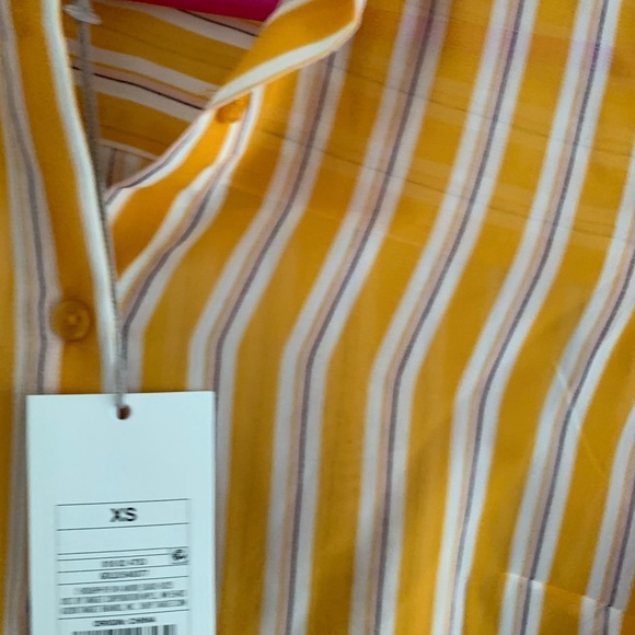 Button down blouses - Picture 3 of 6